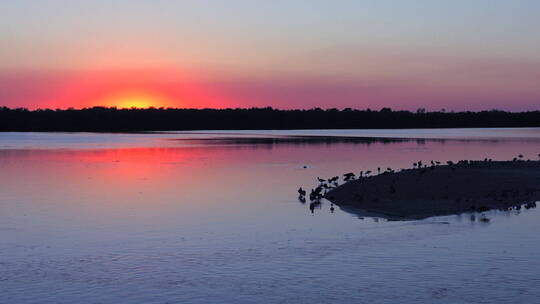 夕阳下的湖泊