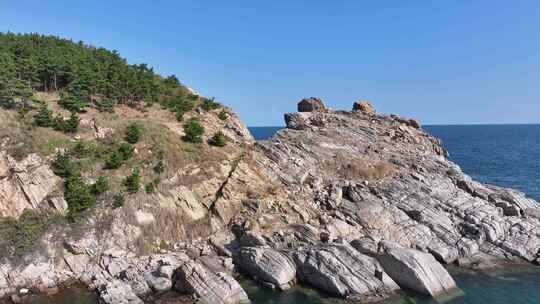 航拍威海市环翠区北环海路猫头山秋季风景