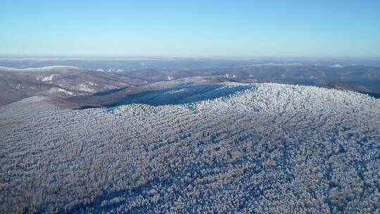 航拍大兴安岭冬季雪岭雾凇