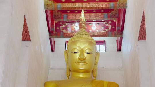 佛像视频泰国庙宇内金色大佛像