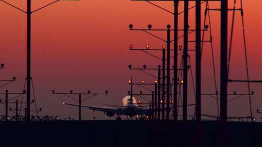 日落时机场的喷气式飞机着陆视频素材模板下载