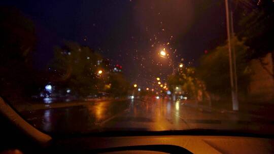 驾驶员雨天行车第一视角开车街灯光斑朦胧