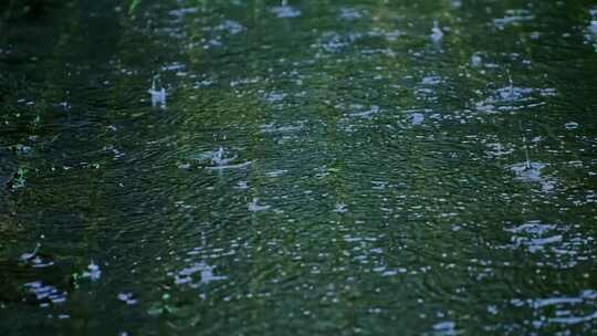 下雨雨水滴落地面