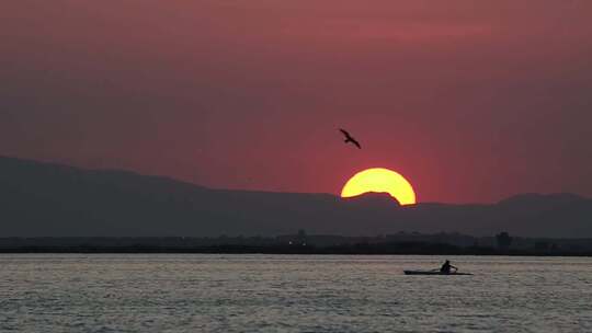 太阳在湖上落下的时间流逝