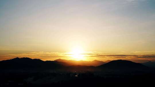 唯美日落夕阳山雾缭绕希望曙光山川云雾黎明