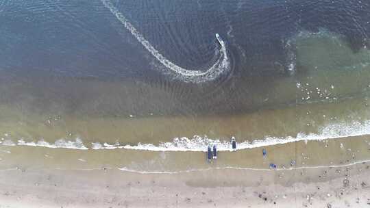 海浪拍打沙滩沙滩游泳游客航拍