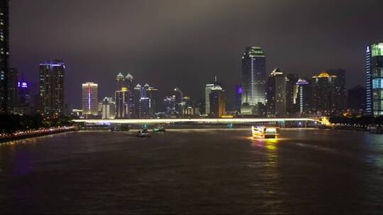 灯火通明的渡船和广州的城市灯火