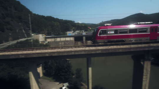 火车正在过桥
