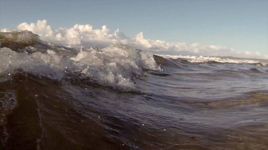 水位视图波浪撞击和滚动到岸边