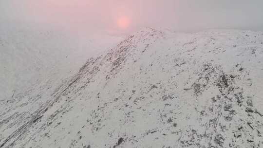 航拍清晨高山雪景日出雪山雾气弥漫风景