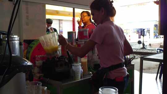 泰国曼谷美功铁路市场商贩榨果汁