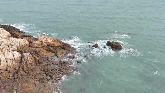 俯拍海岸礁石沙滩海水拍打岩石浪花潮水冲刷