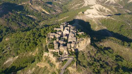 Civita di Bagnorego的鸟瞰景观，荒地景观。意大利拉齐奥美丽的夏日