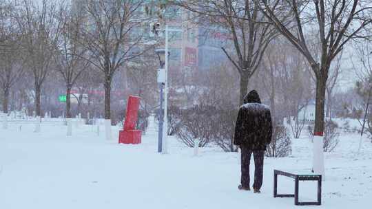 城市街道人文下雪雪景