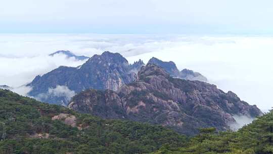 黄山云海缭绕的山峦景色