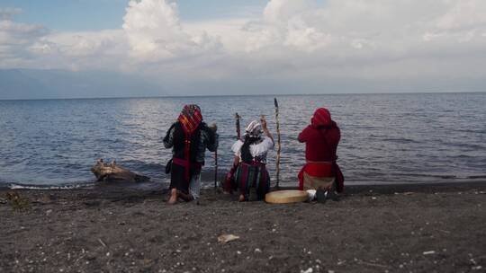 海边举行仪式的土著人