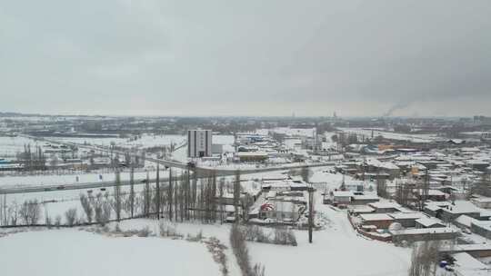 雪后小镇全景，银装素裹的城镇风光