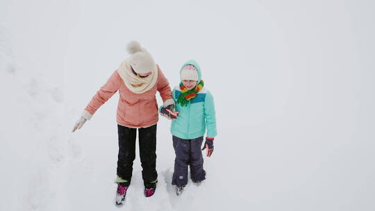 躺在雪里的母子