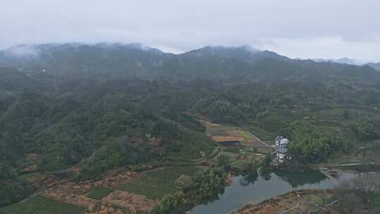 云雾缭绕山间的乡村自然风光全景