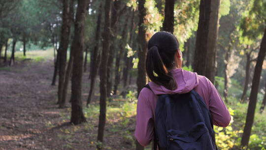 亚洲中国人女性森林树林旅游拿望远镜看风景