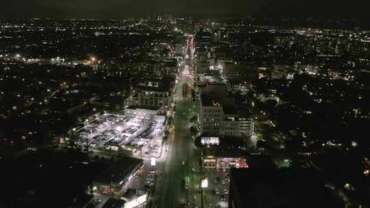 大城市空中夜间道路上的交通