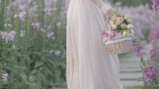 唯美美女在花海中行走触摸鲜花盛开人比花娇