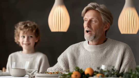 家庭聚餐长辈与孩子温馨对话场景