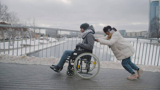 推着残疾朋友散步的女人视频素材模板下载
