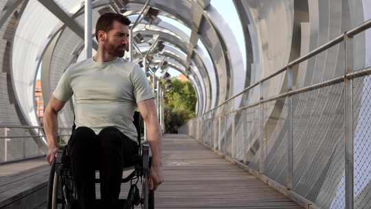 坐轮椅的人在现代桥梁上思考视频素材模板下载