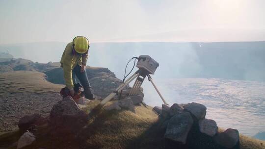 研究人员观察火山口