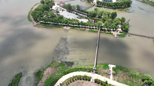 蓝天白云绿色生态城市桥梁河流交通