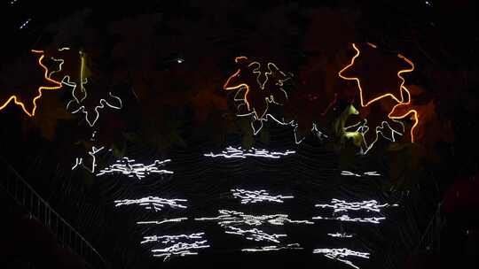 夜间彩色灯光映照的冰瀑景观