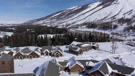 航拍新疆冬季喀纳斯河流晨雾雪山森林雪景