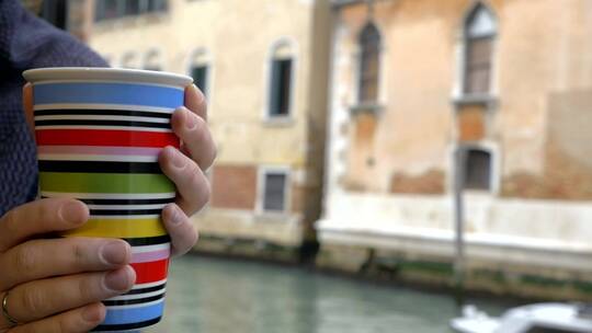 在威尼斯的河边品尝一杯茶