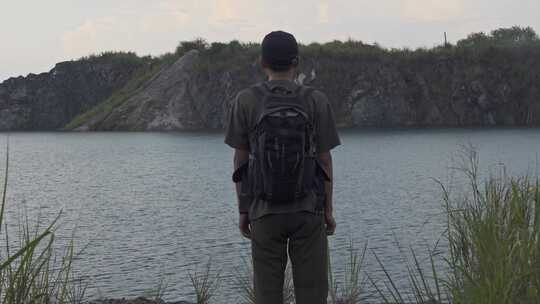 雨天湖面眺望沉思