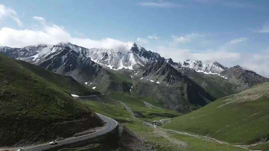 上升独库北段山脉公路和雪山大景