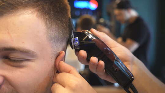 理发师用电动剃须刀为客户理发视频素材模板下载