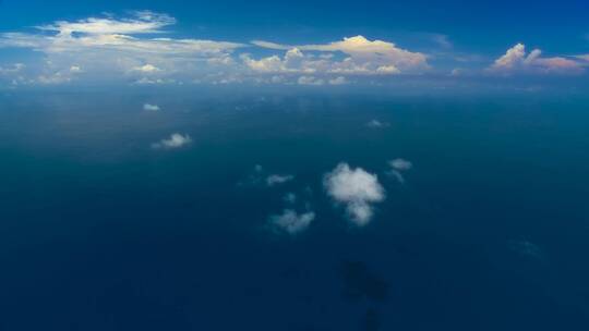 唯美航拍平静的海面大海蓝色多云