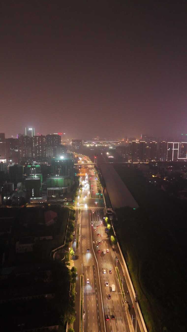 城市夜晚街道车流俯瞰