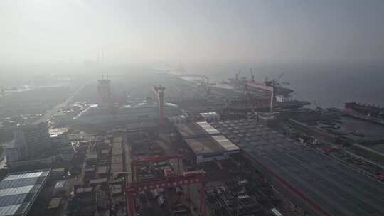 航拍大型中国造船厂海港码头