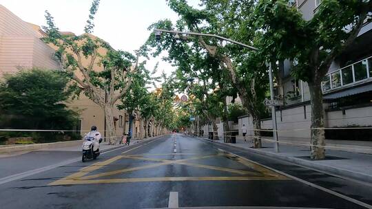 上海封城中的城区街道路况环境