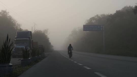 墨西哥墨西哥城雾霾道路摩托地拍