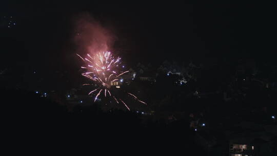 城市小区放烟花庆祝节日