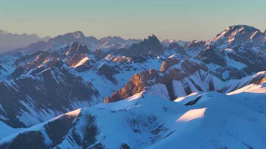 航拍雪山日照金山