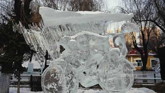 户外冰雕自行车运动员形象展示冰雪旅游冰灯