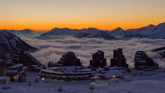 圣诞节期间，法国阿尔卑斯山的阿沃里亚兹度假小镇，山峰下有云——