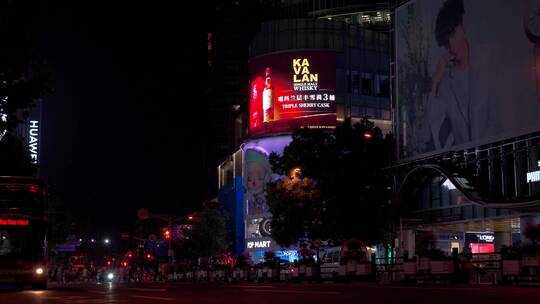 上海南京路步行街人流夜景