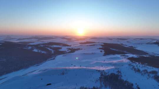 夕阳下的极寒雪原苍凉大气