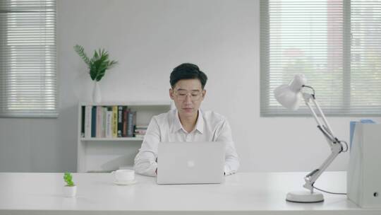 商务男士办公操作笔记本平板喝咖啡视频素材模板下载