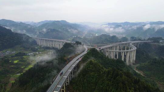 包茂高速湖南湘西吉首段，云雾中的高速公路